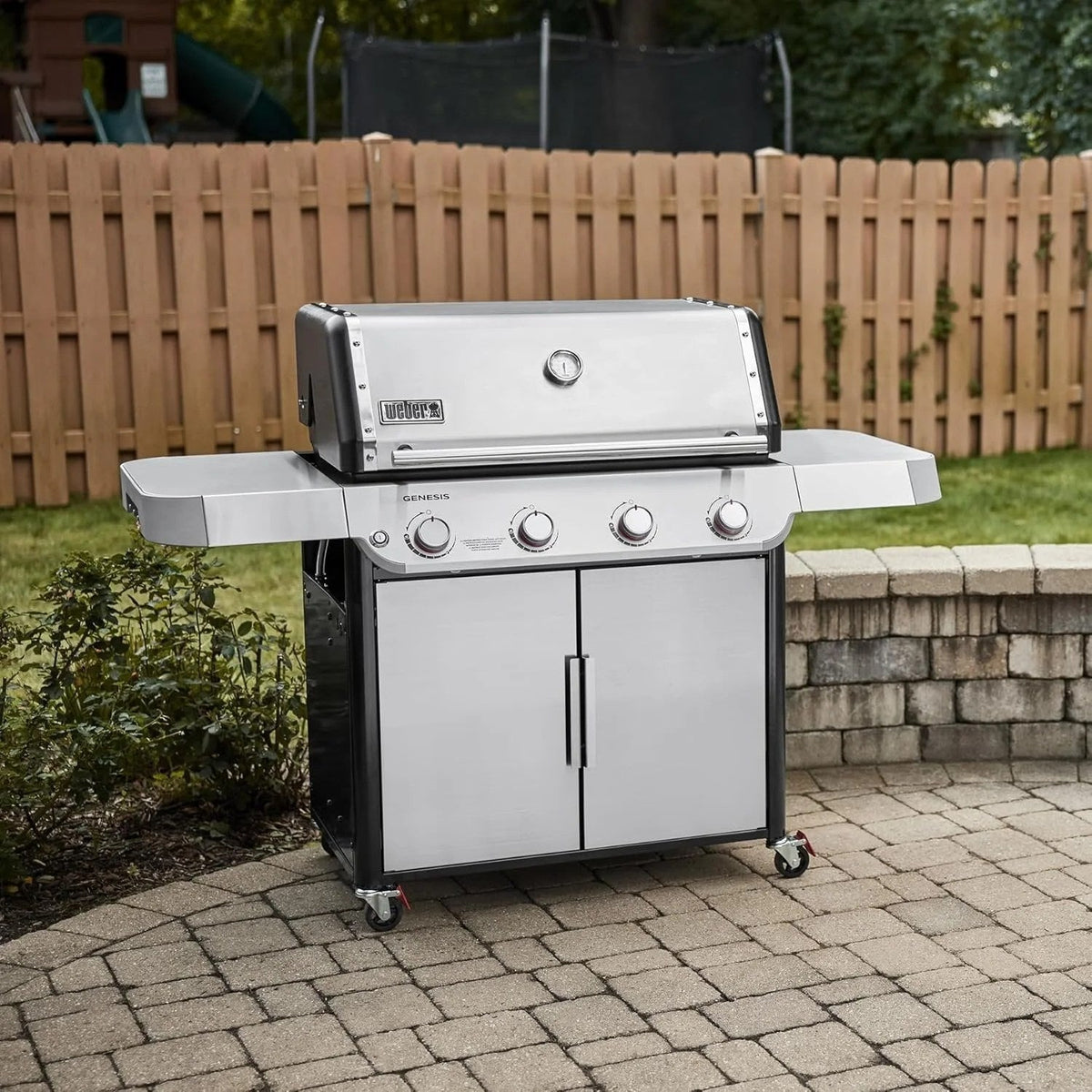 Casavibeo Weber Genesis S-415 gas grill with natural gas connection, stainless steel construction and four main burners.