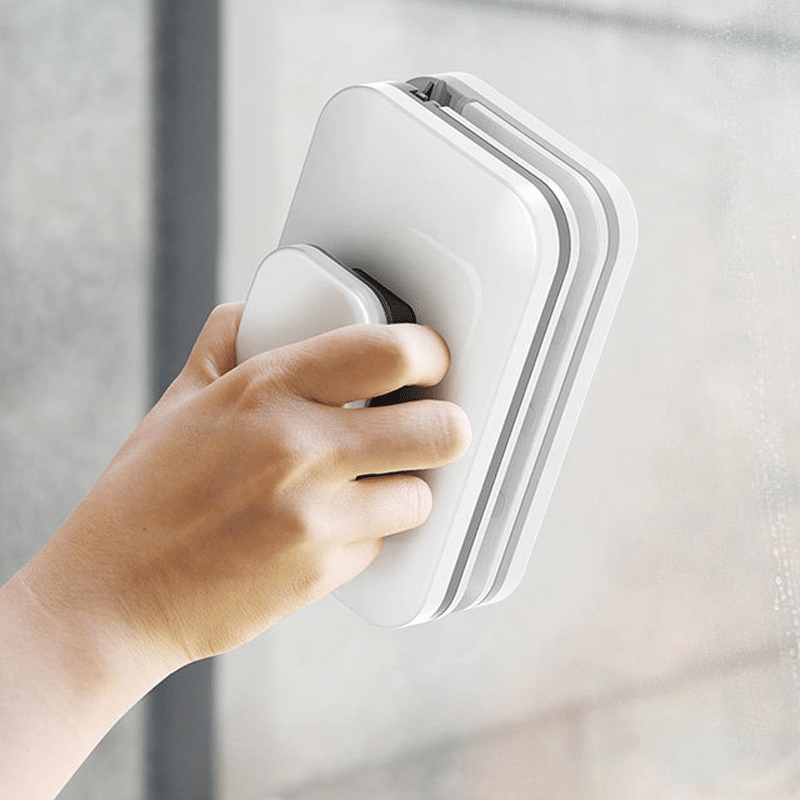 Belro automatic double-sided magnetic window cleaner with cleaning pads for easy, streak-free window washing.