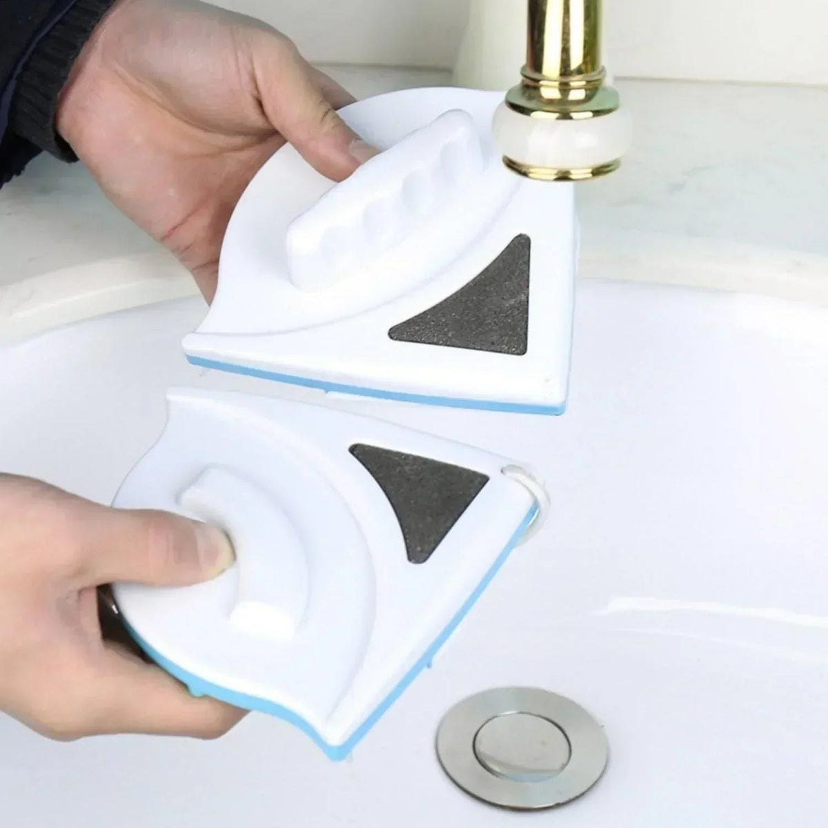 Belro magnetic window cleaner for double-sided cleaning, shown with dual cleaning pads and magnetic handles for easy glass maintenance.