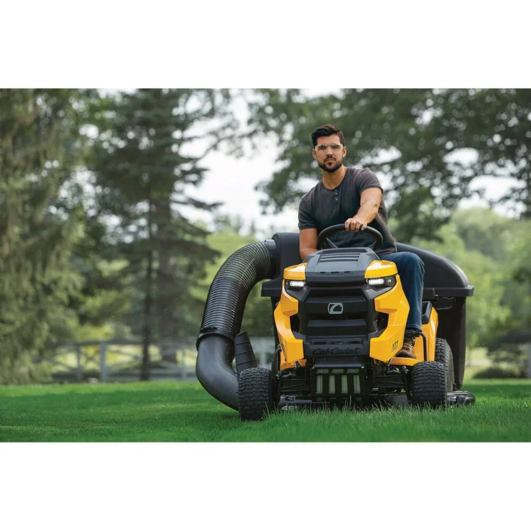 Casavibeo Cub Cadet XT1 Enduro LT 46 riding lawn tractor with 46-inch cutting deck, shown in a yard setting.