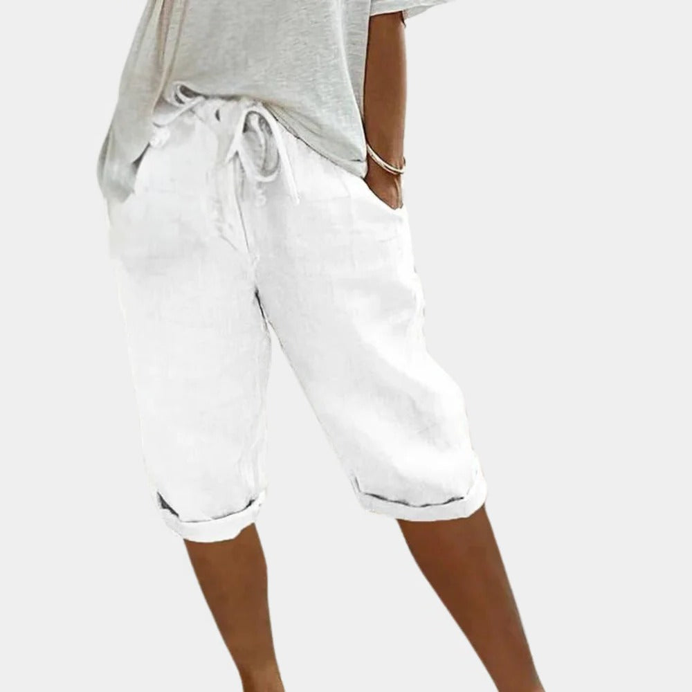 Belro women's comfortable casual shorts in light denim fabric, featuring a relaxed fit and classic five-pocket design.