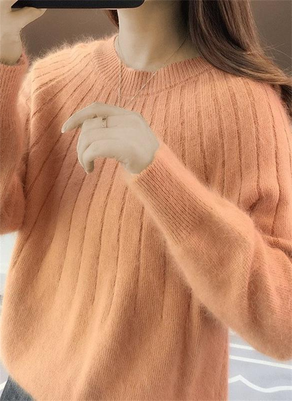 Soft cashmere knitted sweater for women by Belro, featuring a cozy, warm design in a stylish, natural fit.