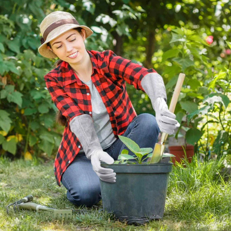 Belro multifunctional garden gloves with textured grip, suitable for gardening and cleaning tasks, shown in close-up image.