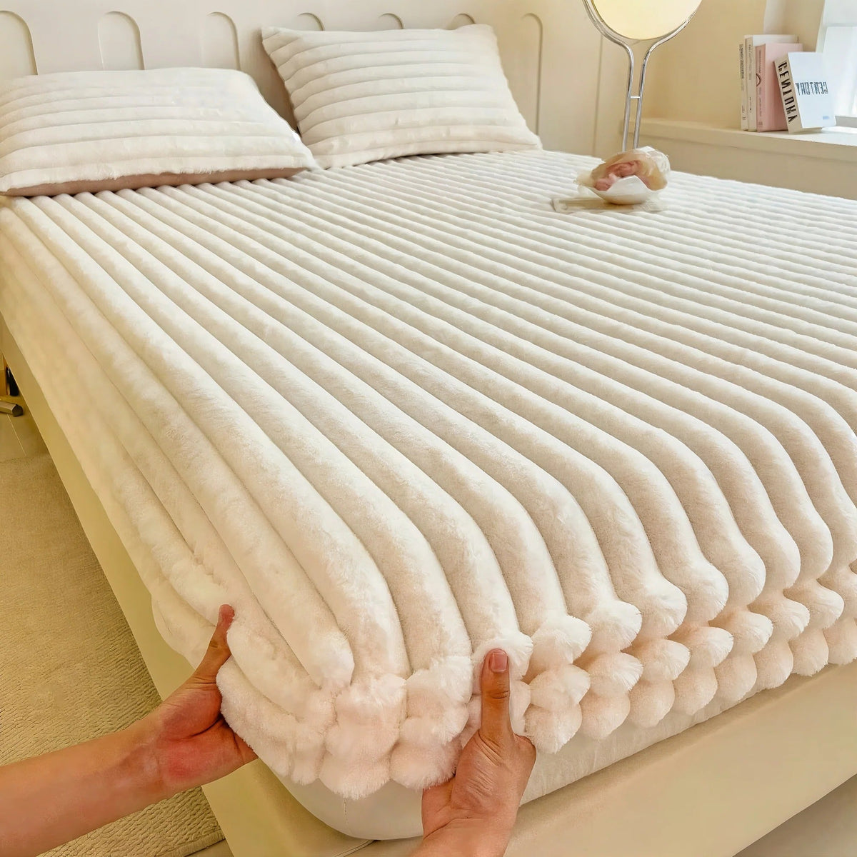 Belro ultra-soft luxury fitted bed sheet in a cozy, smooth fabric with elastic edges fitting a mattress.