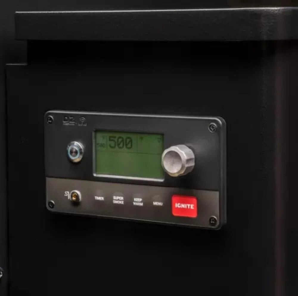 Casavibeo Traeger Ironwood 650 pellet grill with Wi-Fi, WiFire, and digital controller, showcasing the wood pellet cooking surface and control panel.