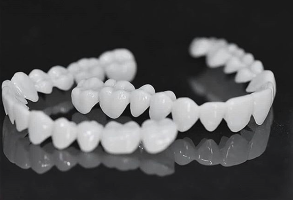 Flexible dental prosthesis by BowLift, natural-looking fit and pain-free comfort, shown in a close-up image of the prosthesis.