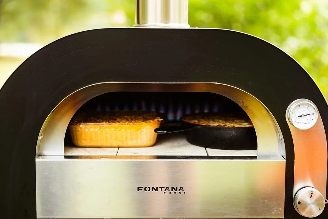 Casavibeo Maestro 60 gas oven in a modern kitchen, showing the front control panel and spacious oven interior.