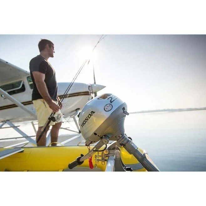 Casavibeo Honda BF2.3 outboard motor displaying its compact design and control handles, suitable for small boats and marine use.