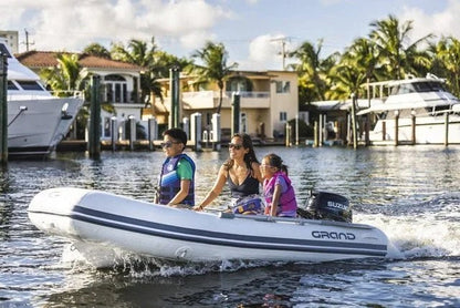 Suzuki DF30ATHL2 30 HP outboard motor mounted on boat, showcasing the compact and efficient marine engine by Casavibeo.