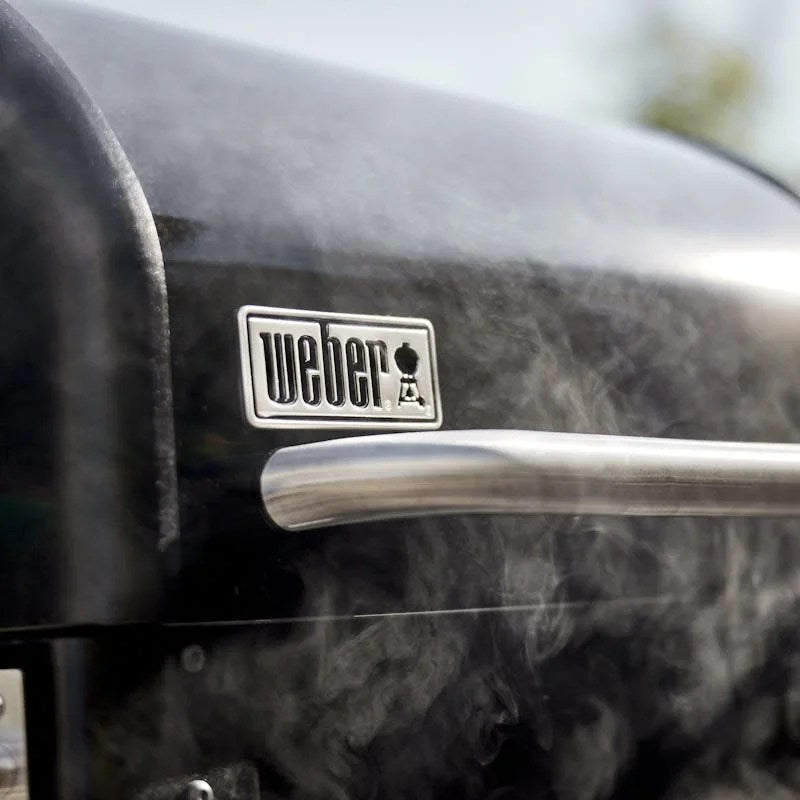 Casavibeo Weber Searwood 600 Pellet Grill showing stainless steel lid, digital control panel, and cooking grates for outdoor grilling