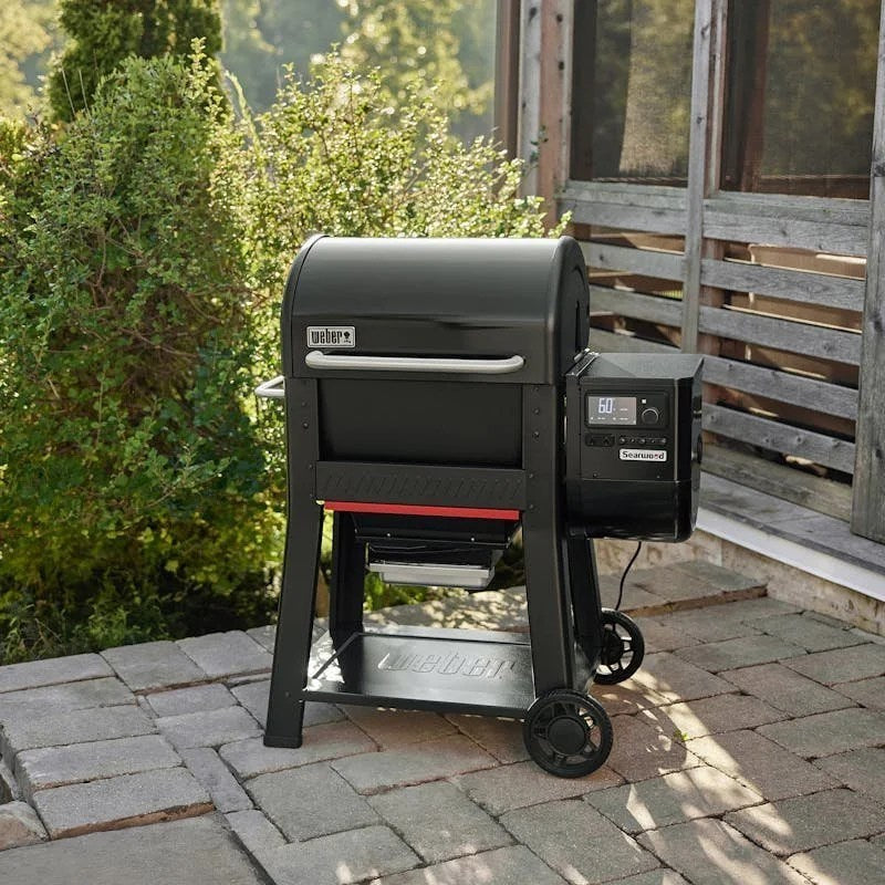 Casavibeo Weber Grill Searwood 600 Pellet Grill with stainless steel body and digital control panel, ready for outdoor cooking.
