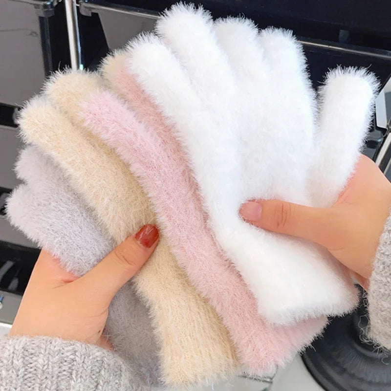 Soft plush winter gloves for women in cozy pink, featuring a comfortable fit and warm fleece lining, by Belro.