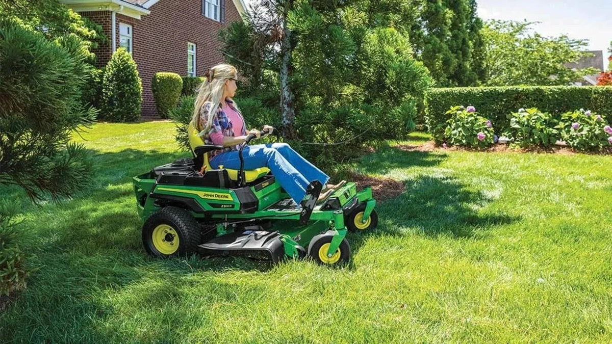 Casavibeo Z20R ZTrak™ mower with a 42-inch cutting deck, showing the mower's deck and cutting blades.