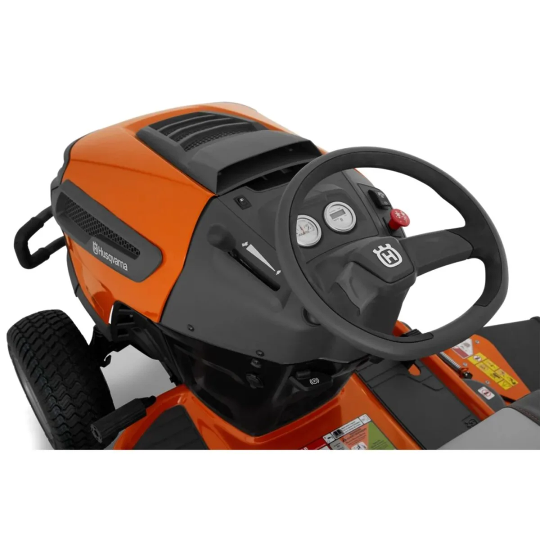 Casavibeo Husqvarna TS 354XD riding lawn mower with large cutting deck and ergonomic seat for efficient yard maintenance.