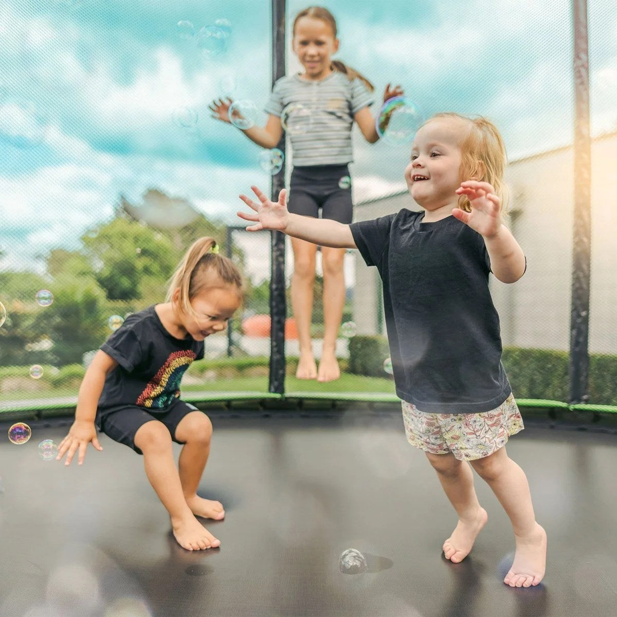 Casavibeo JumpFlex Hero Round outdoor backyard trampoline with safety net and spring enclosure for family fun and outdoor recreation.