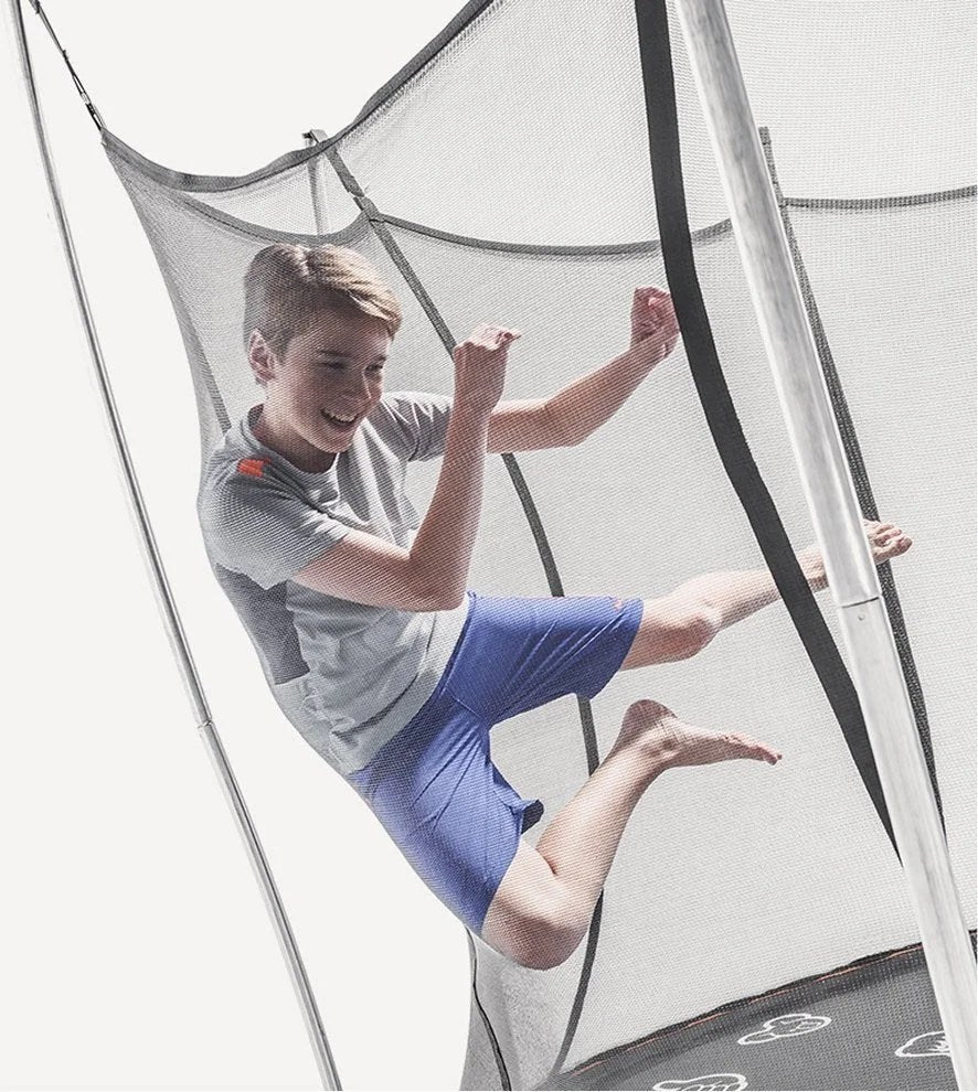 Casavibeo Vuly outdoor round springless trampoline with safety enclosure net, featuring sturdy frame and jumping surface for safe outdoor fun.