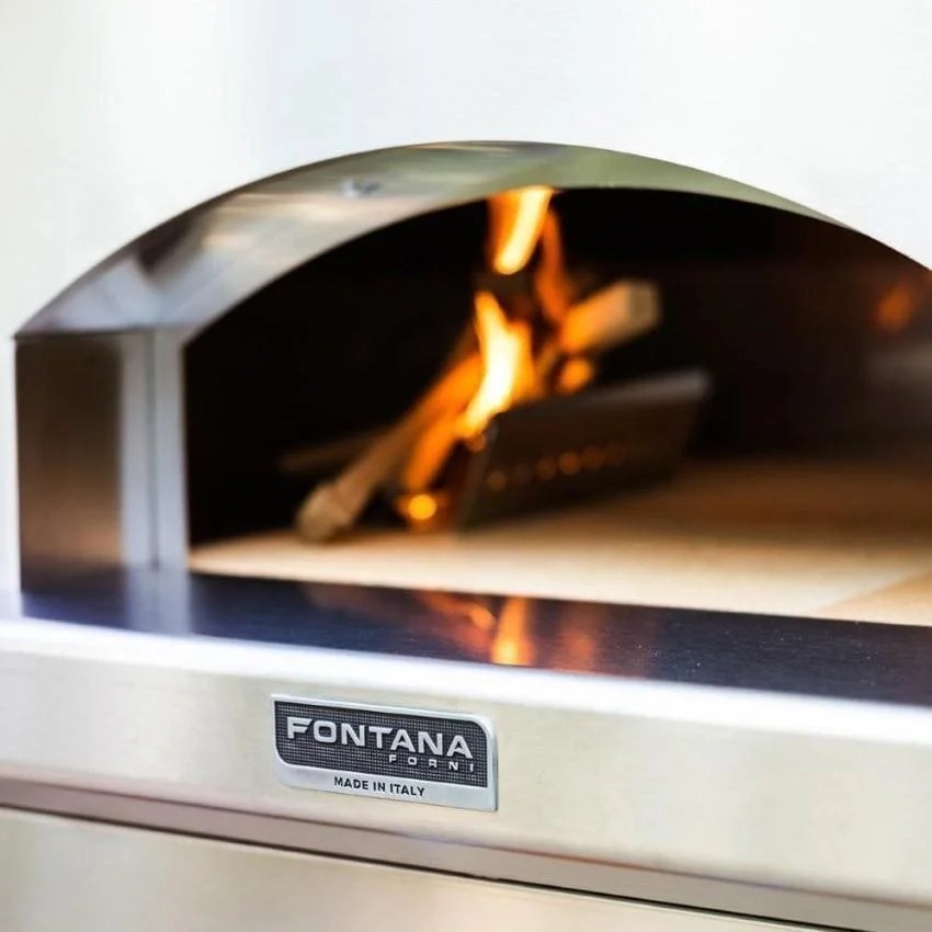 Casavibeo Fontana Forni Marinara wood-fired pizza oven in anthracite, showing the oven's exterior and chimney design.