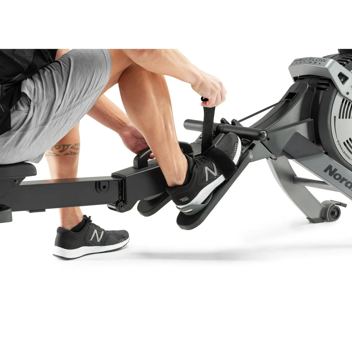 Casavibeo NordicTrack RW600 rowing machine with adjustable seat and digital display, positioned on a gym floor.