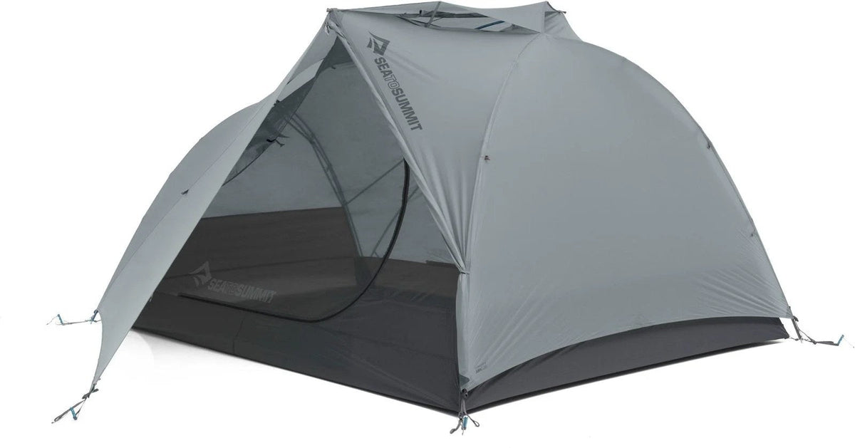 Casavibeo Sea to Summit Telos TR3 tent set up outdoors, showing its lightweight, three-person design with rainfly and mesh walls.
