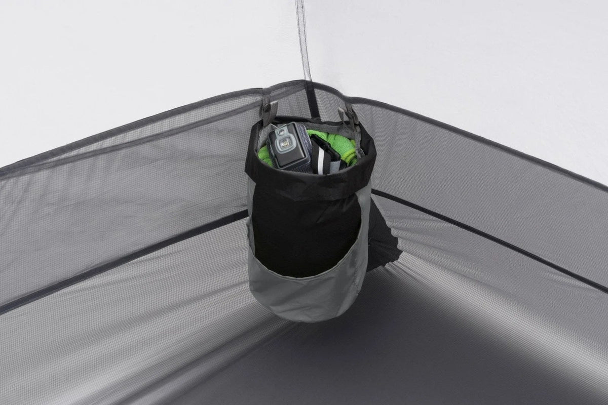 Casavibeo Sea to Summit Telos TR3 tent set up outdoors, showcasing its lightweight, three-person camping tent with rainfly and ventilation.
