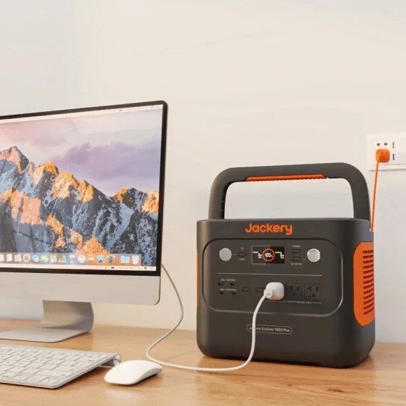Casavibeo Jackery 1000 Plus portable power station with multiple outlets and digital display, ideal for outdoor energy needs.