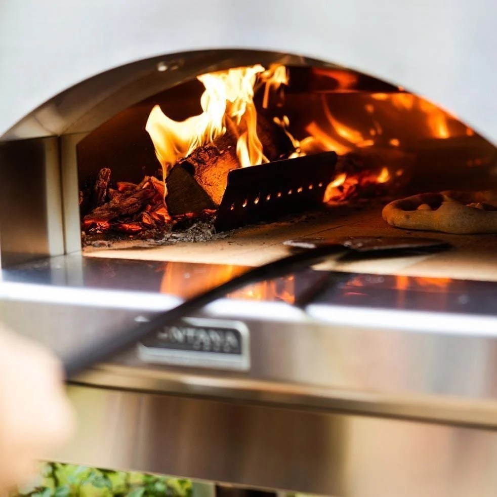 Casavibeo Fontana Forni Mangiafuoco wood-fired pizza oven in anthracite with brick interior and sturdy metal construction.
