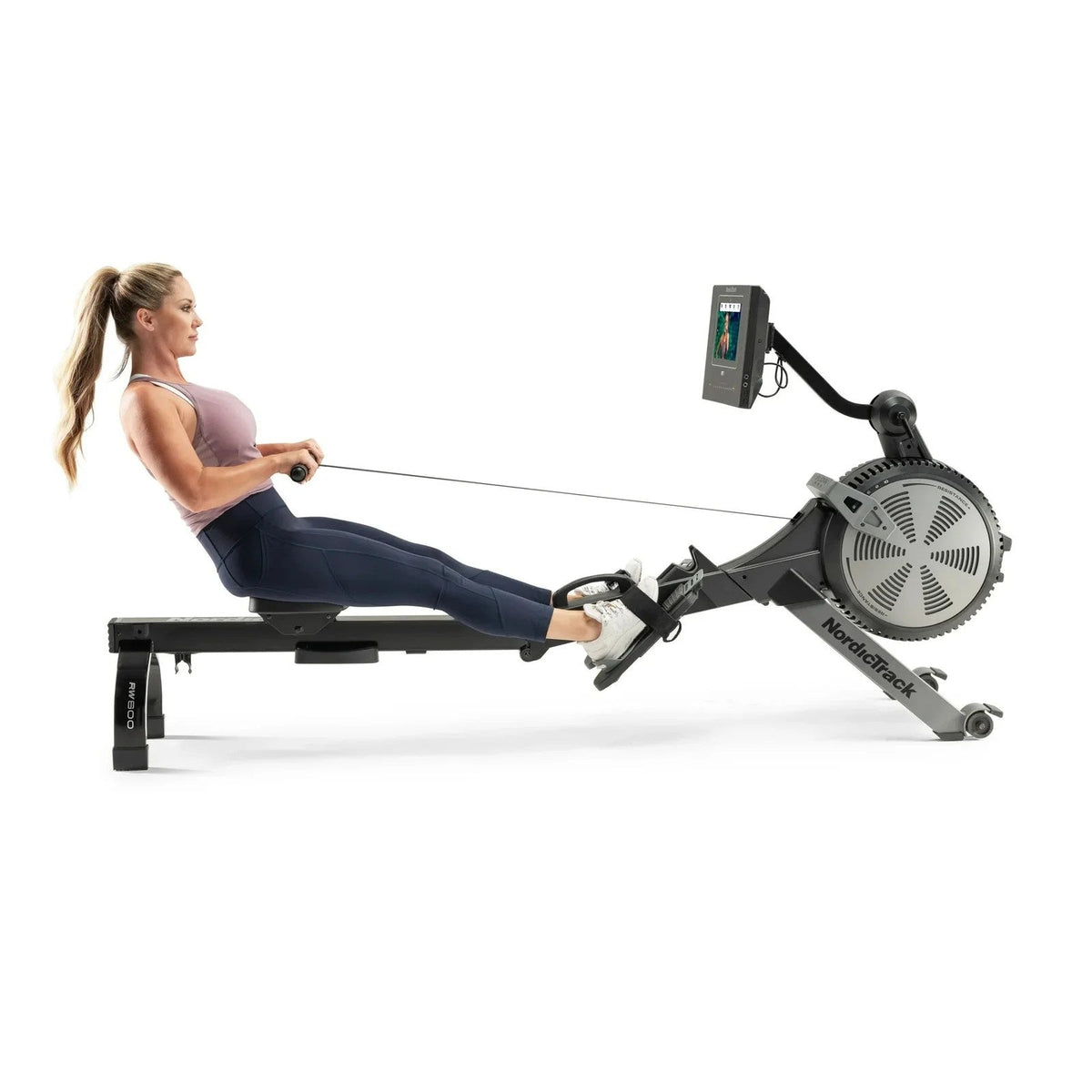 Casavibeo NordicTrack RW600 rowing machine with digital display and adjustable resistance for full-body workout.