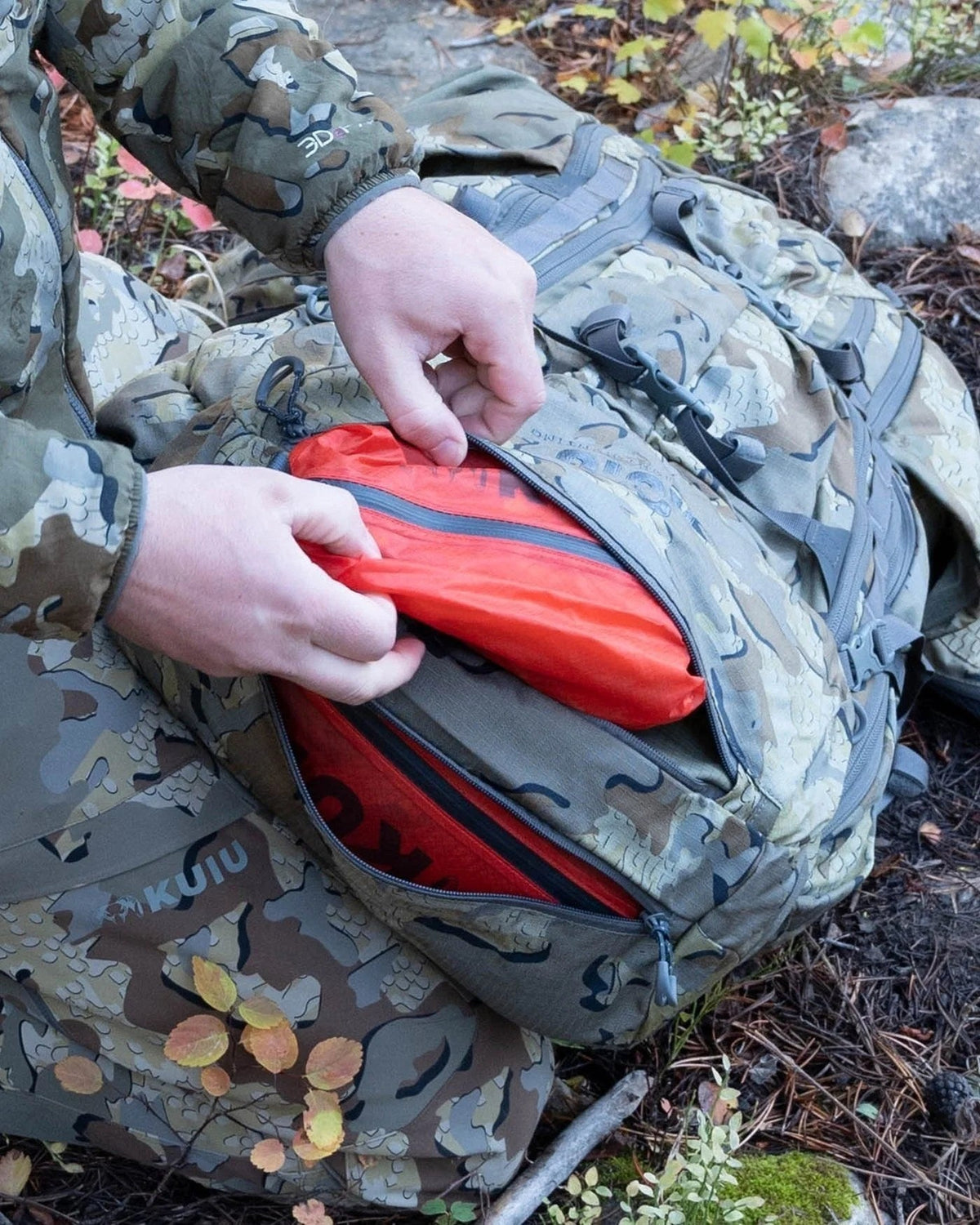 Casavibeo KUIU PRO 6000 Pack shown with adjustable straps and multiple compartments, designed for outdoor adventure and hiking.