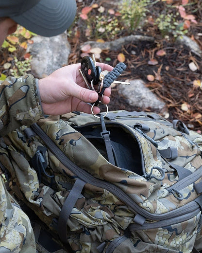 Casavibeo KUIU PRO 6000 hiking pack shown with adjustable straps and multiple compartments for outdoor adventures.