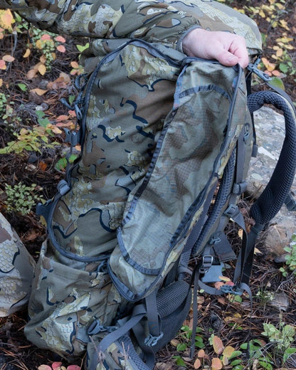 Casavibeo KUIU PRO 6000 backpack with adjustable straps and multiple compartments, designed for outdoor and hiking adventures.