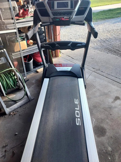 Casavibeo Sole F80 Treadmill with digital display and running belt, ideal for home cardio workouts