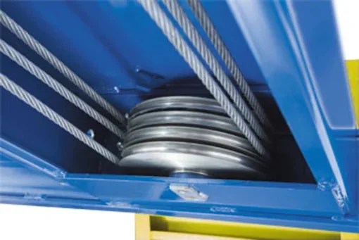 Casavibeo BENDPAK HDS-18E 18,000-lb capacity heavy-duty hydraulic shop lift with sturdy steel arms and robust frame.