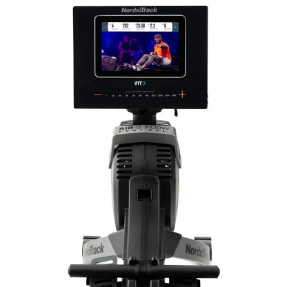 Casavibeo NordicTrack RW600 rowing machine with digital display and adjustable resistance, shown in a home gym setting.