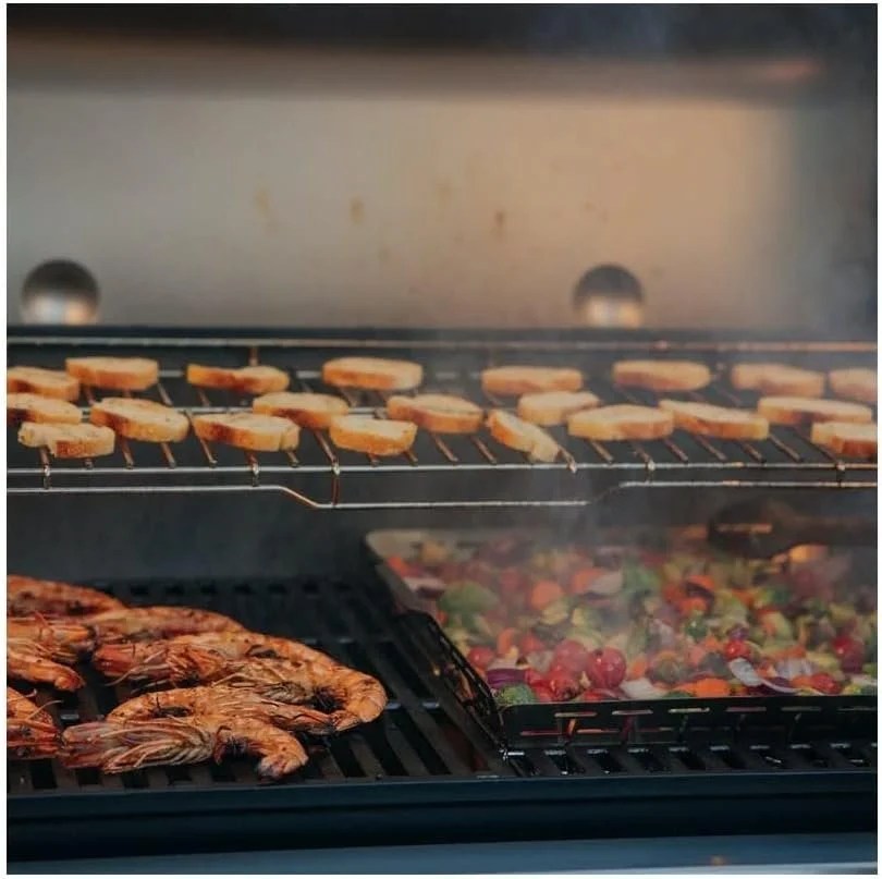 Casavibeo Weber Genesis SPX-435 smart gas grill with four burners, stainless steel lid, and side shelves for outdoor cooking.