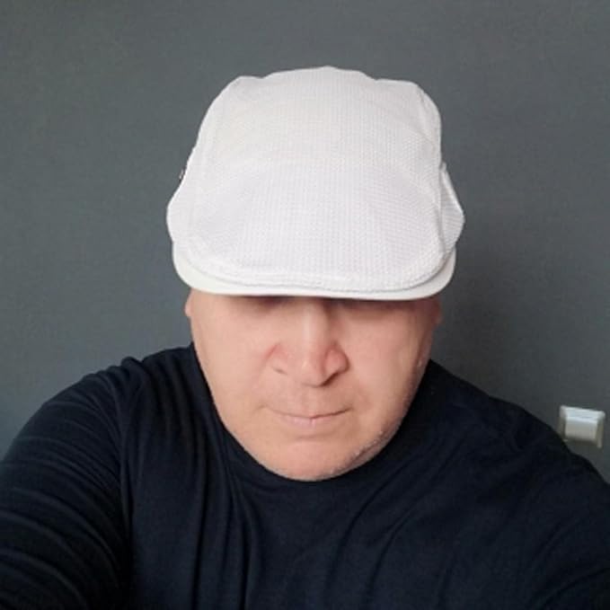 Men's flat cap with mesh ventilation by Mivoza Deutschland, featuring breathable fabric and adjustable fit for comfortable wear.