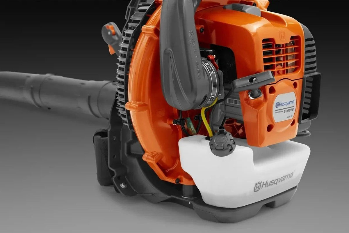 Casavibeo Husqvarna 580BTS gas backpack blower with large engine and ergonomic straps, ready for outdoor yard cleanup.