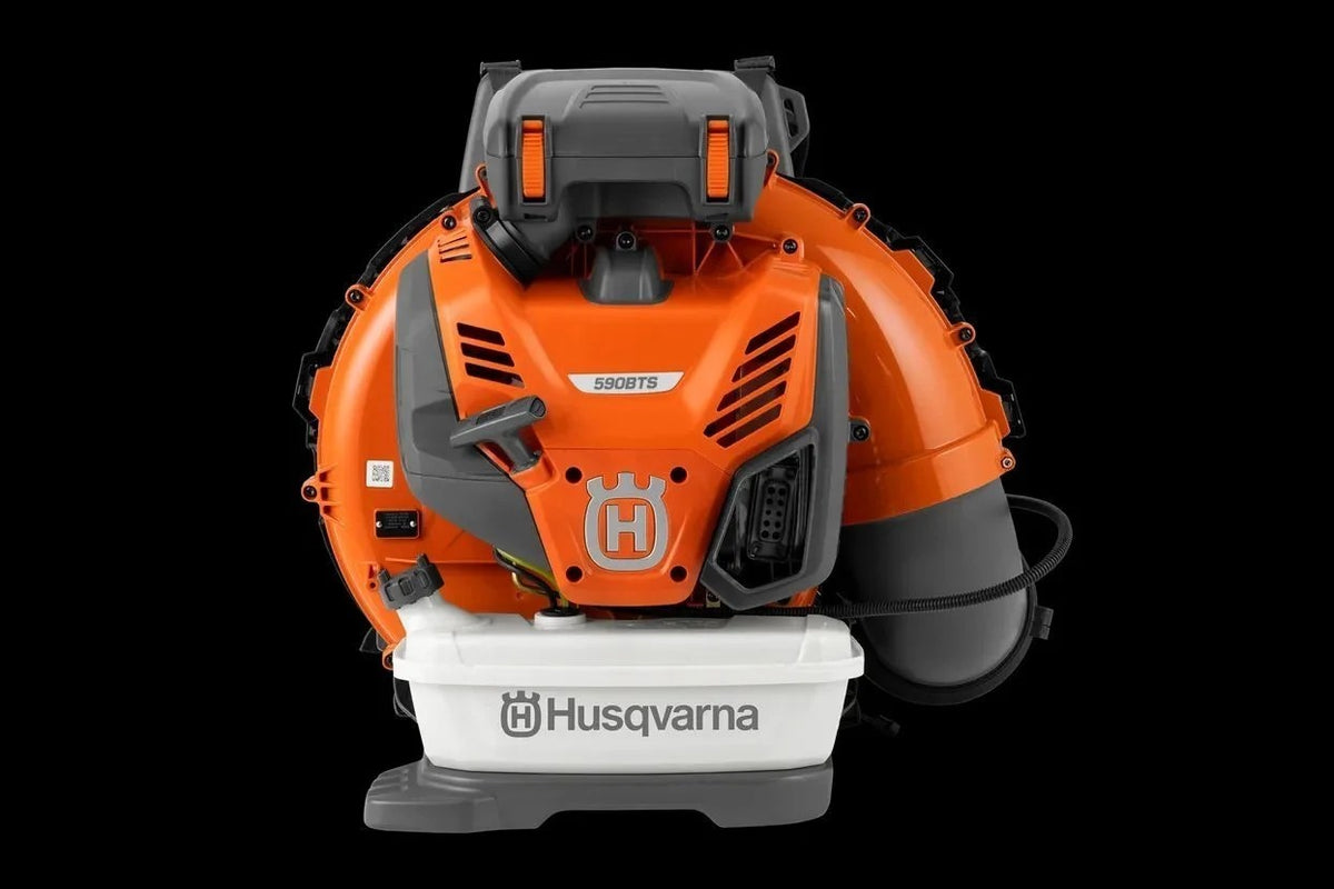 Casavibeo Husqvarna 590BTS backpack blower tube throttle, close-up of the control mechanism and ergonomic design.