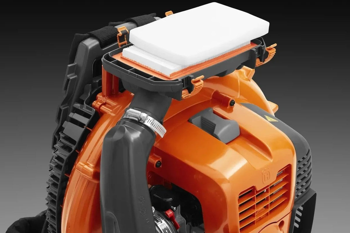 Casavibeo Husqvarna 580BFS Mark III backpack blower with large air intake and ergonomic straps, ready for outdoor cleaning tasks.