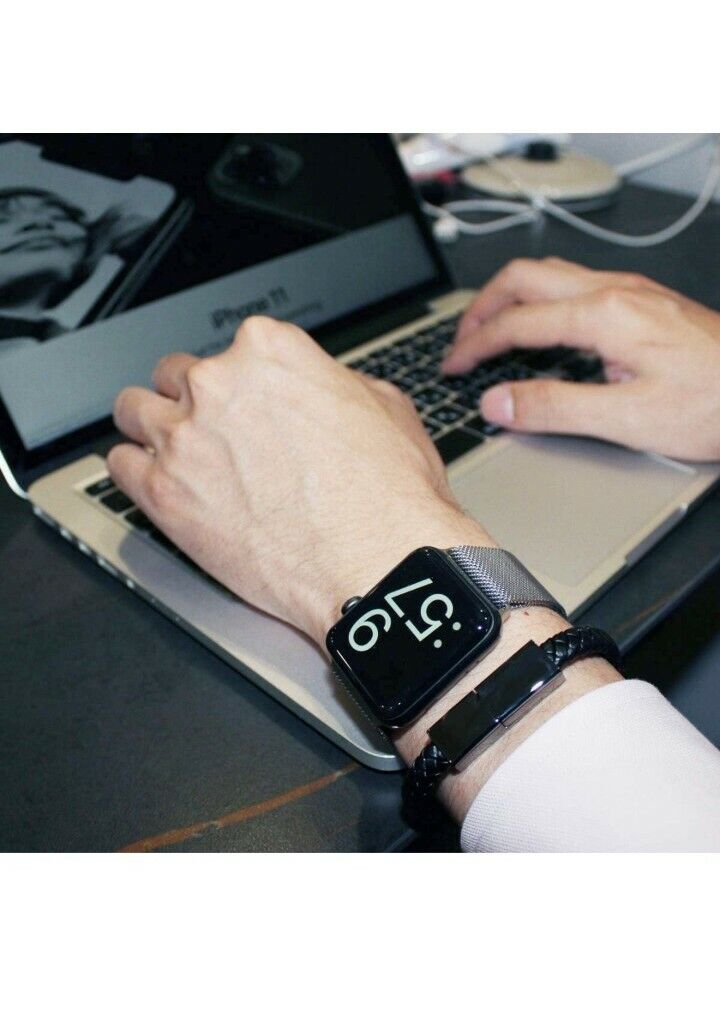 Belro charging and data sync bracelet, jewelry accessory with built-in charging and data transfer features, in sleek design.