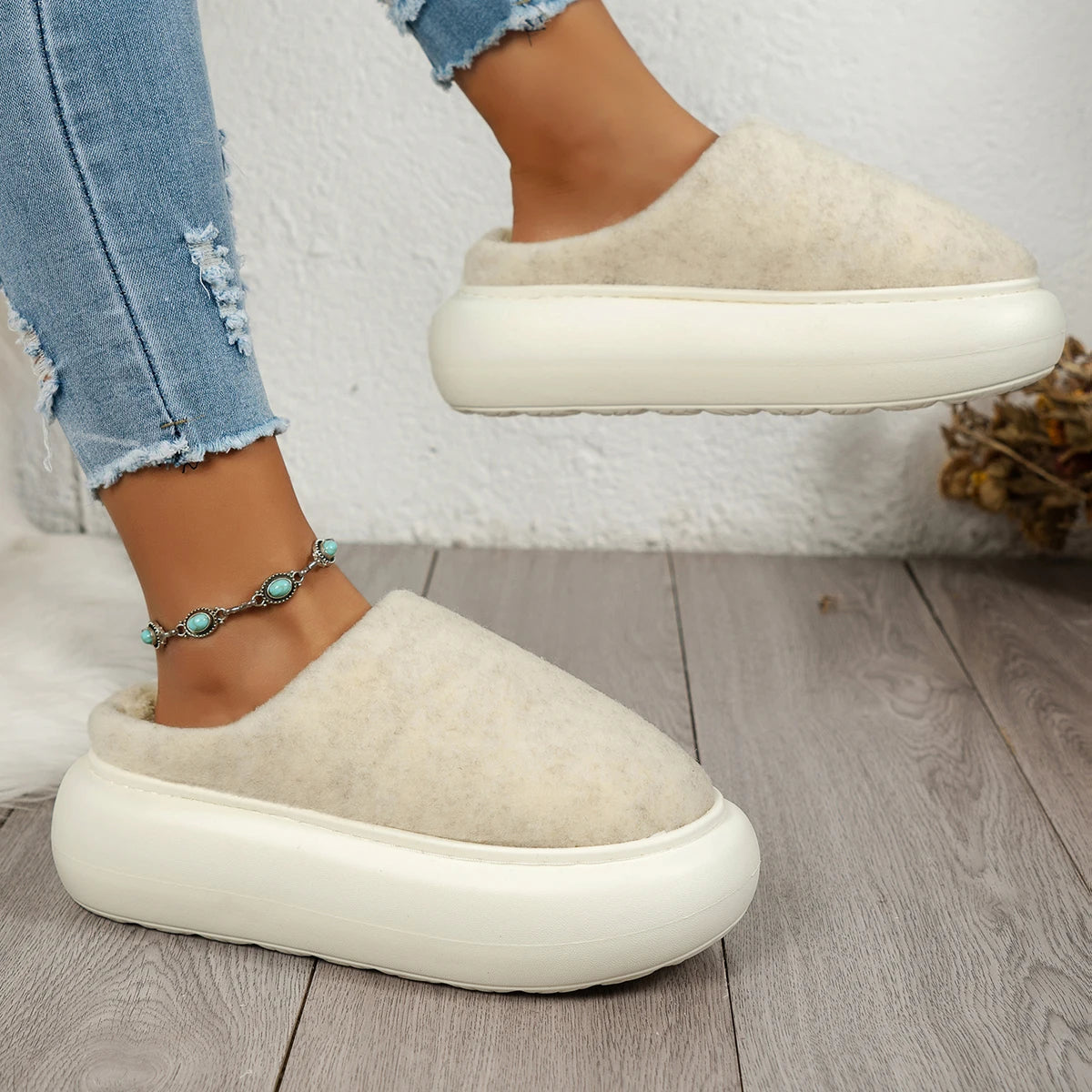 Belro women's plush indoor winter slippers with soft, warm fabric and cozy design for comfortable indoor footwear.