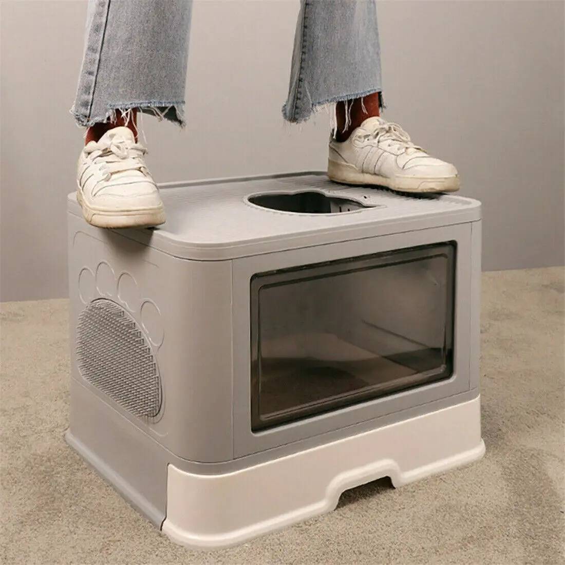 Belro cat litter box in a neutral color with a hooded design, suitable for indoor use and easy to clean.