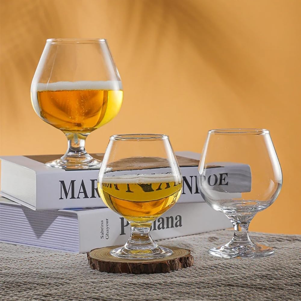 Belro cocktail glass with elegant design, clear glassware for serving drinks, suitable as stylish accessories for cocktails.