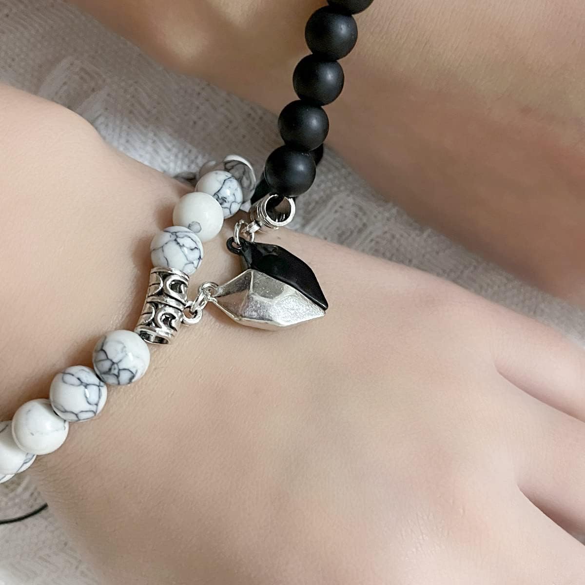 Belro Valentine's magnetic heart couple's necklace and bracelet gift set with matching jewelry for couples, featuring romantic heart designs.