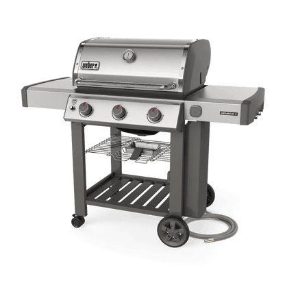 Casavibeo Weber Genesis II S-310 gas grill with four burners, stainless steel lid, and side shelves for outdoor cooking.