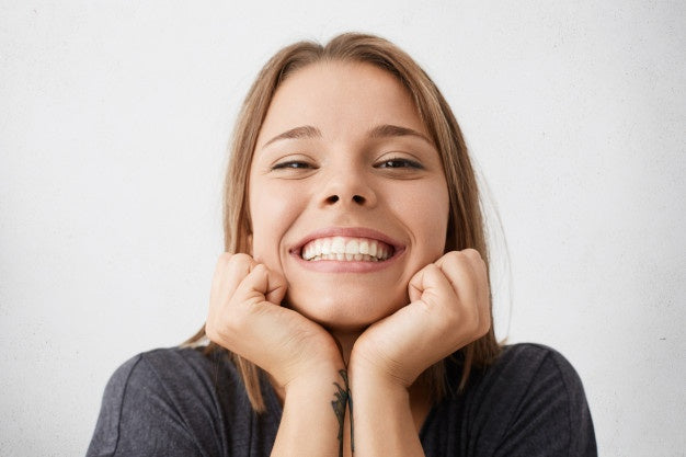 BowLift sandsberg20250613 flexible dental prosthesis with natural look and comfortable fit, shown in a close-up image.