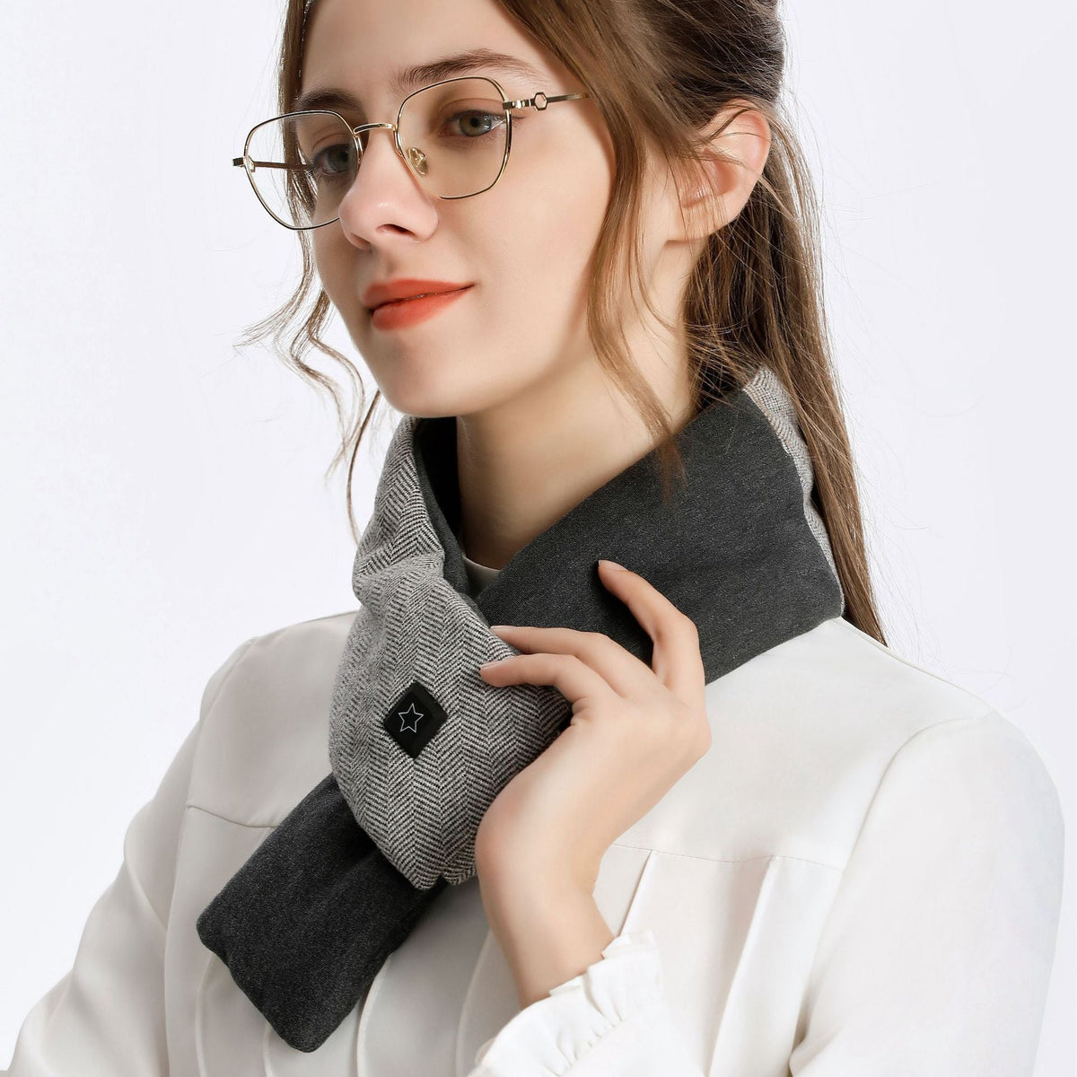 Belro electric heating scarf neck warmer in black, designed for pain relief and added warmth during cold weather.