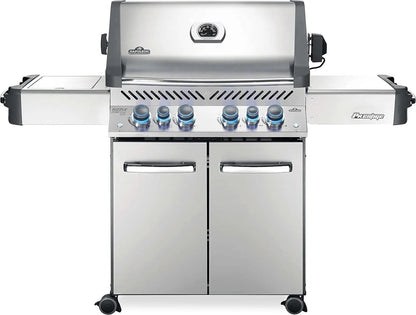 Casavibeo Napoleon Prestige 500 natural gas grill with stainless steel body, multiple burners, and side shelves for outdoor cooking