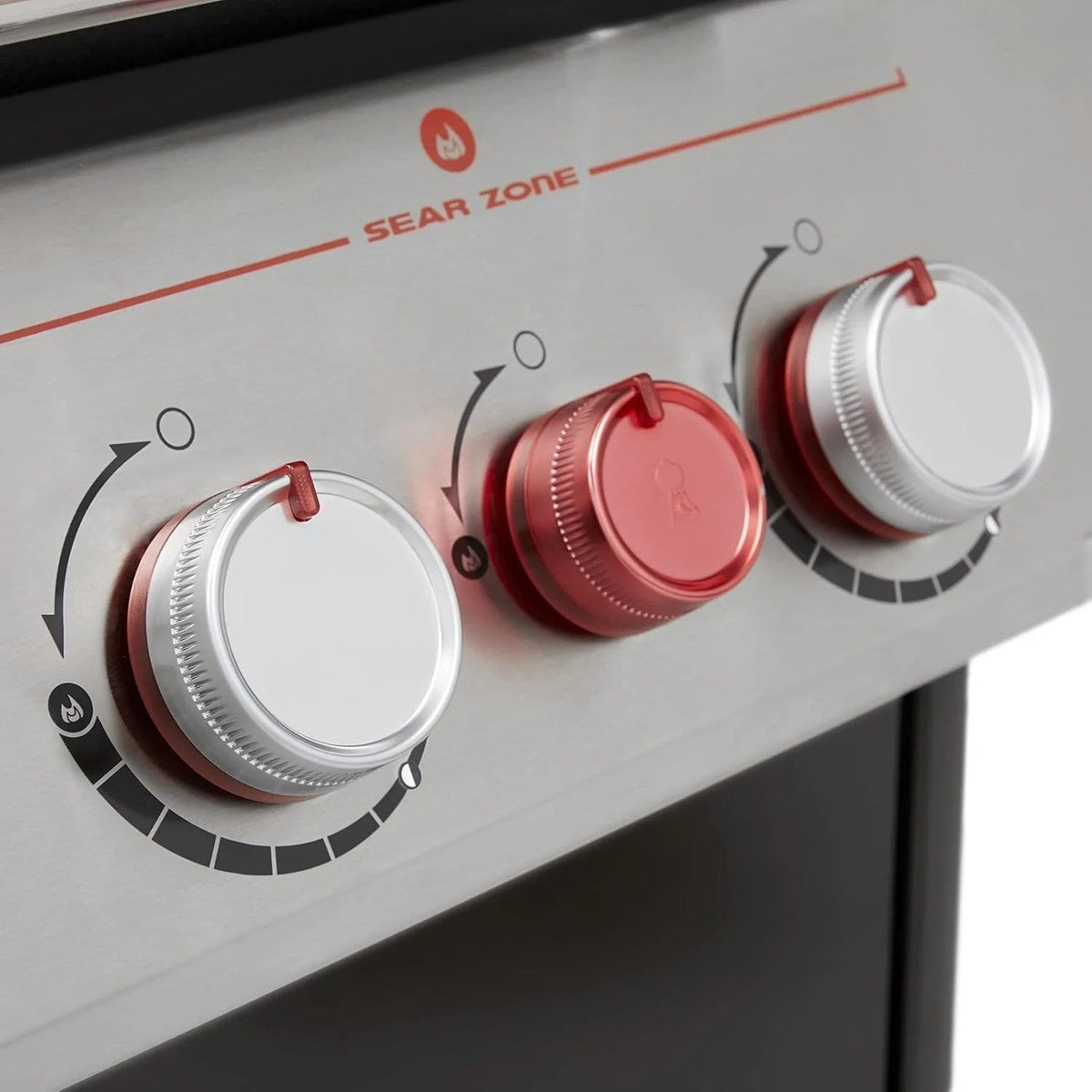 Casavibeo Weber Genesis S-335 gas grill with four burners, stainless steel lid, side shelves, and control panel.