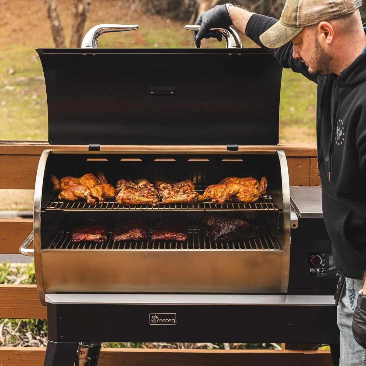 Casavibeo Recteq Backyard Beast pellet grill with stainless steel lid and cooking grates, ideal for outdoor grilling and smoking.