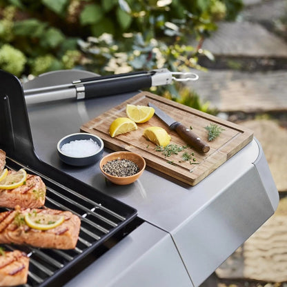 Casavibeo Weber Genesis S-415 natural gas grill with four burners, stainless steel construction, and side shelves for outdoor cooking.